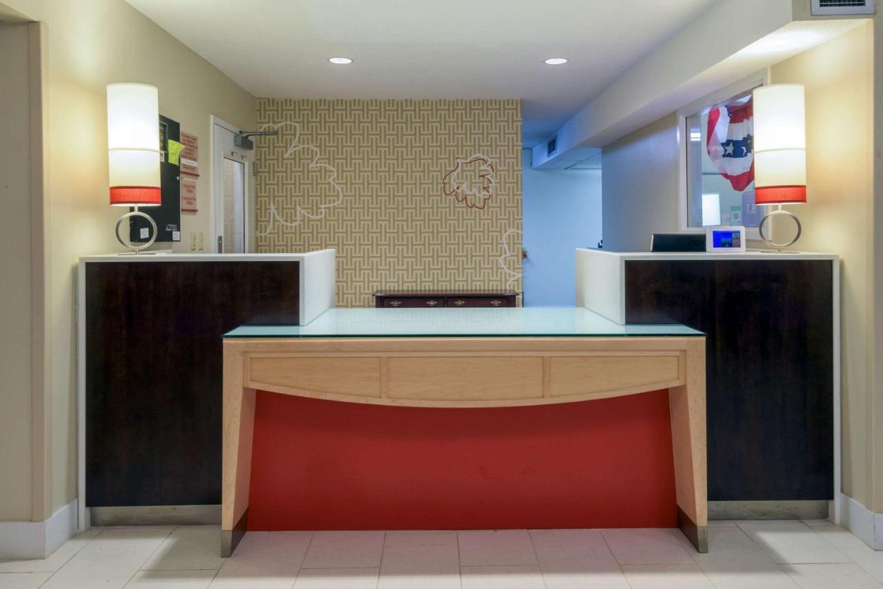 Mainstay Suites Hartford Меридън Екстериор снимка