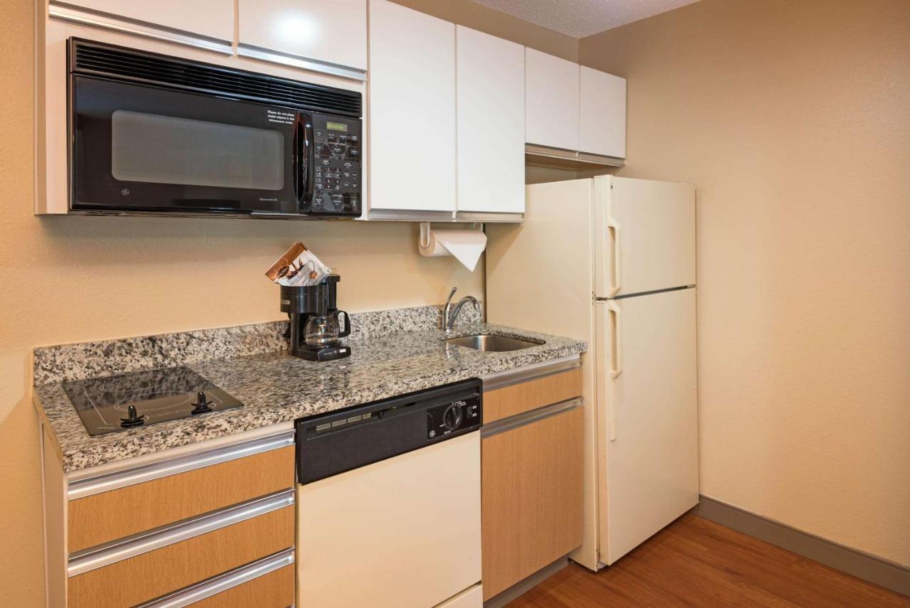 Mainstay Suites Hartford Меридън Екстериор снимка