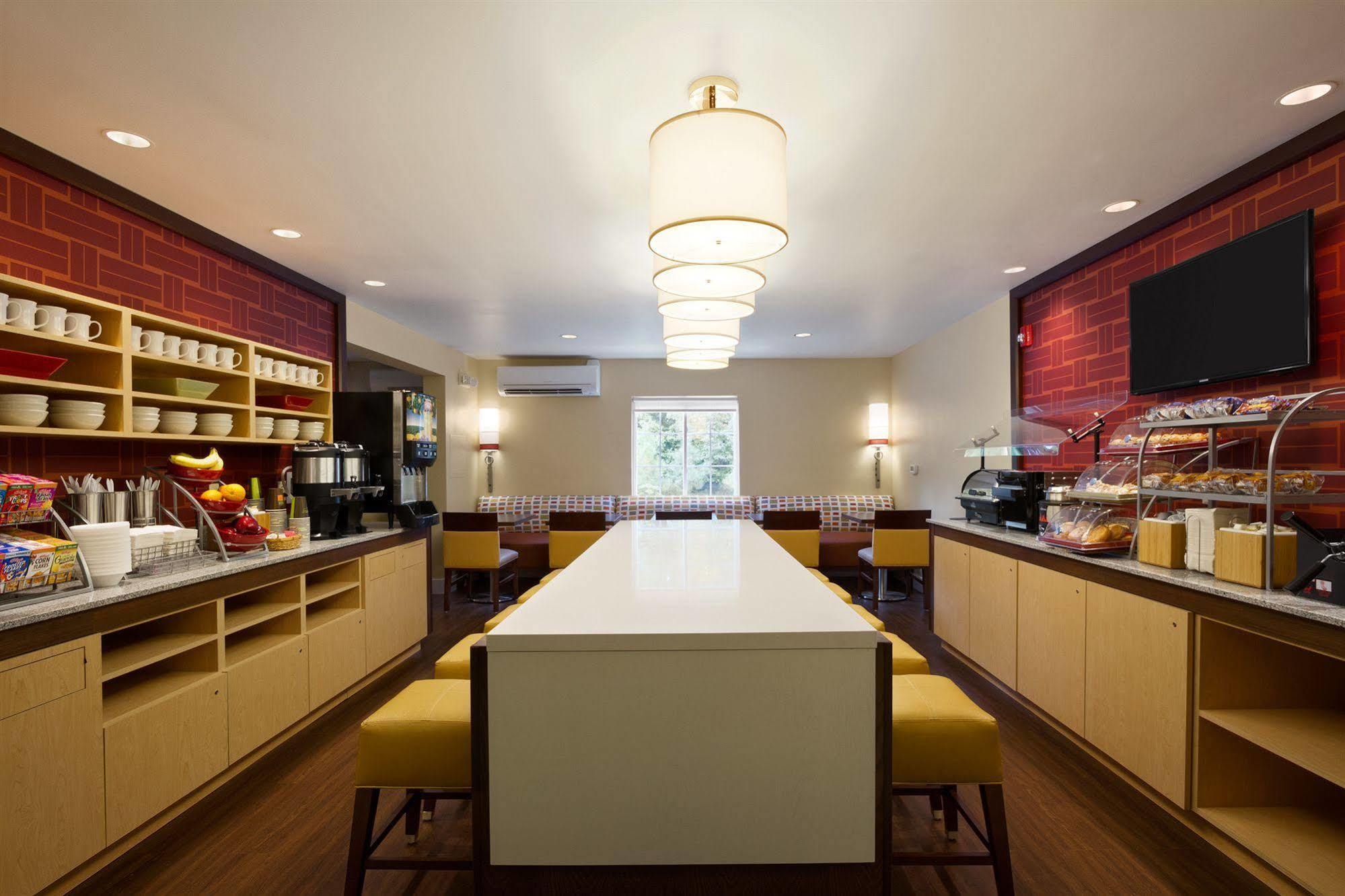 Mainstay Suites Hartford Меридън Екстериор снимка